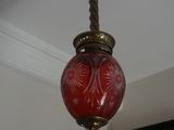 une lampe rouge suspendue au plafond dans une pièce