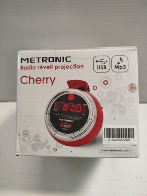 une boîte sur laquelle est posée une horloge numérique