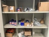 beaucoup de boîtes et de cartons sur les étagères de la pièce