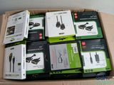 une boîte remplie d'appareils électroniques qui se trouvent dans la boîte