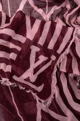 Louis VUITTON - Etole en voile rose, bordeaux imprimé d'un m…