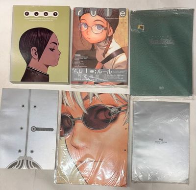 Quatre livres sont posés sur une table, avec des verres dessus.