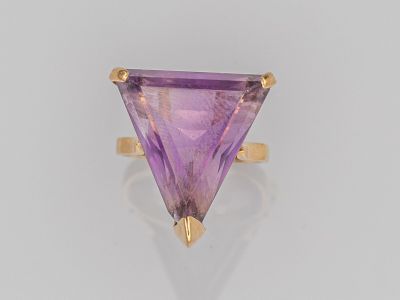 une bague en améthorate en forme de triangle, avec un anneau en or