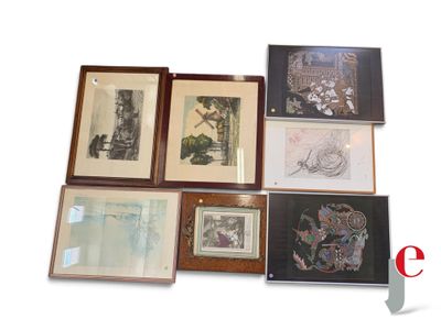 de nombreuses photos encadrées sur le mur de cette pièce