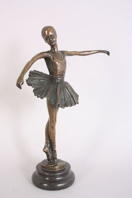 statue d'une ballerine en tutu posée sur un socle en bois