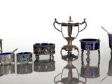 de nombreux objets en verre argenté et bleu posés sur une table