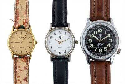 Trois modèles de montres différents sont présentés sur un fond blanc