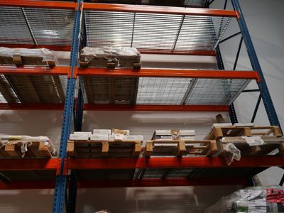 de nombreuses caisses de denrées alimentaires sur les rayonnages de l'entrepôt