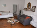 un salon avec un canapé et un lit