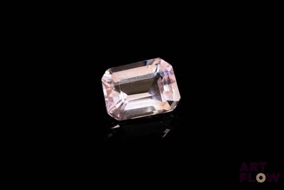 un diamant rose sur fond noir