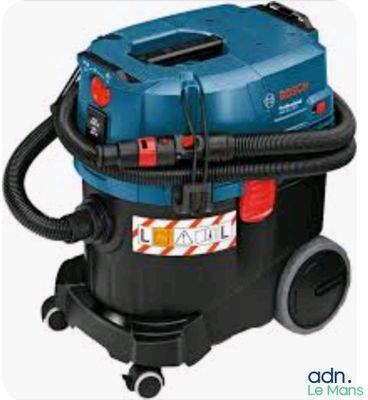 un aspirateur bleu et noir muni d'un tuyau noir