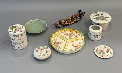 de nombreux types de poteries sont exposés sur la table