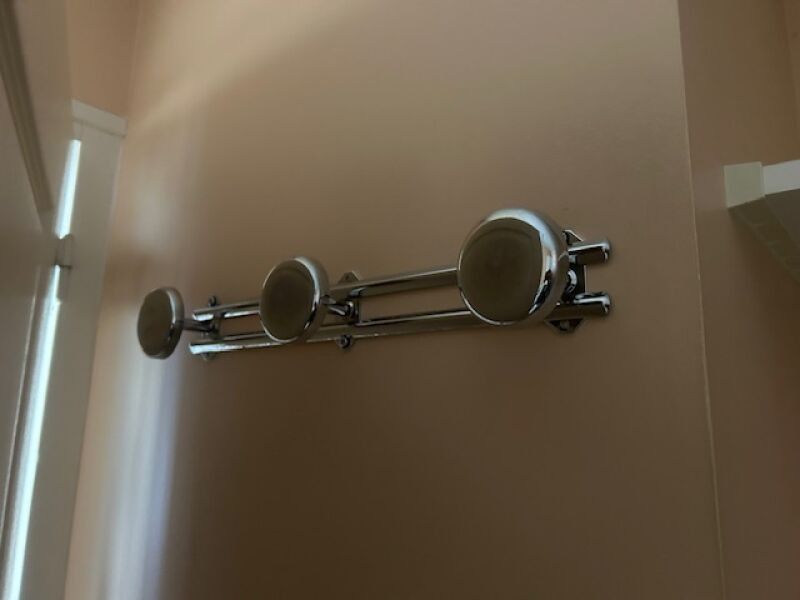 Un porte manteau mural métallique à trois patères