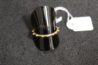 une bague posée sur une table
