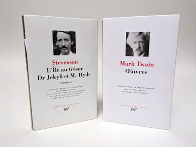 deux livres posés sur une table blanche, avec la photo d'un homme et d'une femme