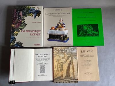 plusieurs livres posés les uns à côté des autres sur une table
