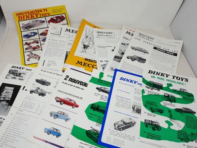 Il y a plein de modèles différents de petites voitures dans cette boîte