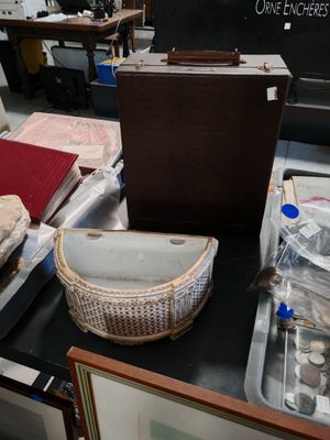 de nombreux objets posés sur la table dans la pièce
