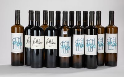 six bouteilles de vin sont alignées sur une table
