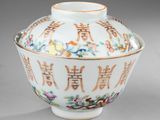 vase en porcelaine chinoise orné d'inscriptions orientales et de fleurs