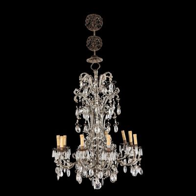 un grand lustre en cristal à cinq branches et cinq lumières