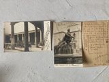 plusieurs vieilles photos d'un homme assis sur une fontaine à l'intérieur d'un bâtiment