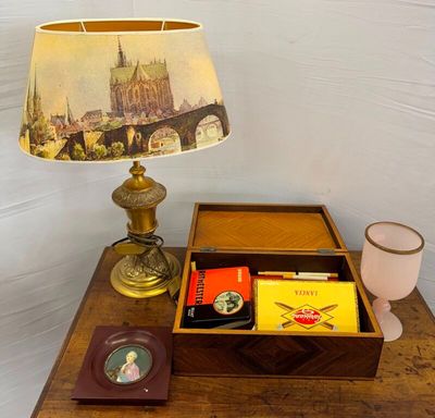 une table sur laquelle se trouvent une lampe et une boîte