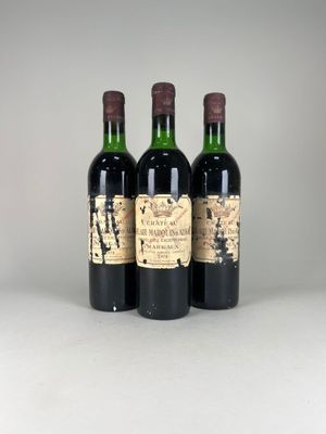 trois bouteilles de vin posées l'une à côté de l'autre sur une table