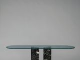 une table en marbre noir avec un plateau en verre