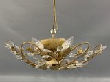 un lustre suspendu au plafond de la pièce