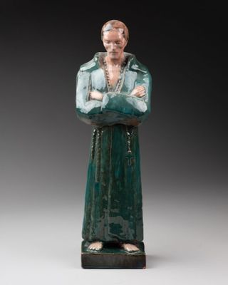 une image représentant la statue d'un homme les bras croisés
