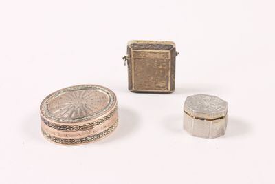 trois types différents de bijoux en argent et en or sur un fond blanc