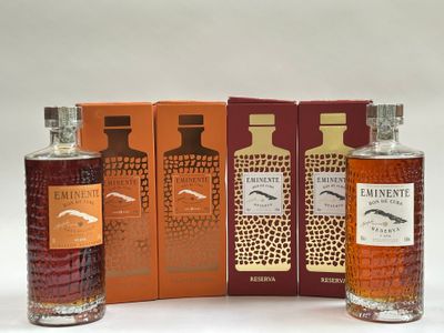 trois bouteilles de whisky posées l'une à côté de l'autre sur une table
