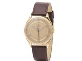 gros plan d'une montre sur fond blanc avec un bracelet marron
