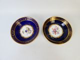 une paire d'assiettes bleues et dorées ornées de fleurs