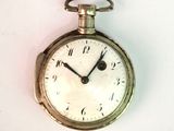 une montre de poche en or avec des chiffres romains sur le cadran