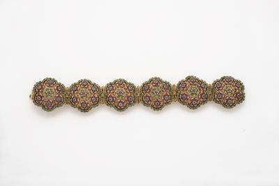 une rangée de perles enfilées sur un fond blanc