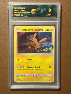 un gros plan d'une carte Pokémon accrochée au mur