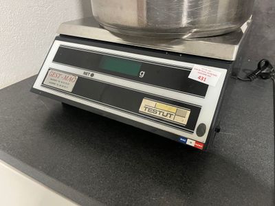 une photo d'une balance de cuisine sur laquelle est posé un saladier