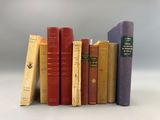 plusieurs vieux livres sont alignés sur une table