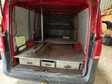 une camionnette rouge avec un lit à l'arrière
