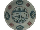 une assiette bleue et blanche ornée d'un motif