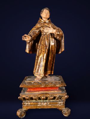 l'image d'une statue de femme tenant un livre