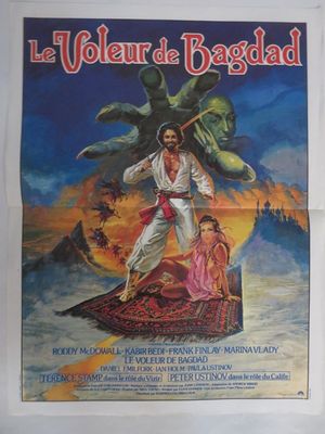 L'affiche du film « La Tolère de Bagdad » est accrochée au mur.