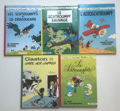 quatre livres pour enfants sont alignés sur une surface blanche