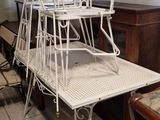 plusieurs chaises et une table dans une pièce