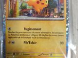 un gros plan d'une carte Pokémon représentant un Pikachu