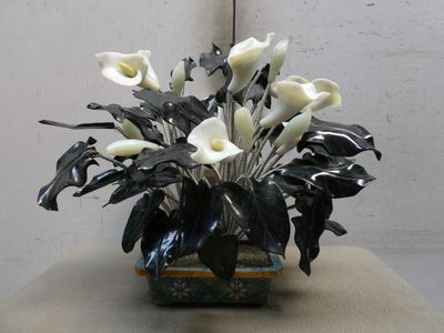 un vase contenant un bouquet de fleurs, posé sur une table