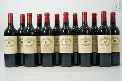 six bouteilles de vin rouge alignées sur une table