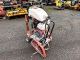 une machine qui est posée par terre sur le parking